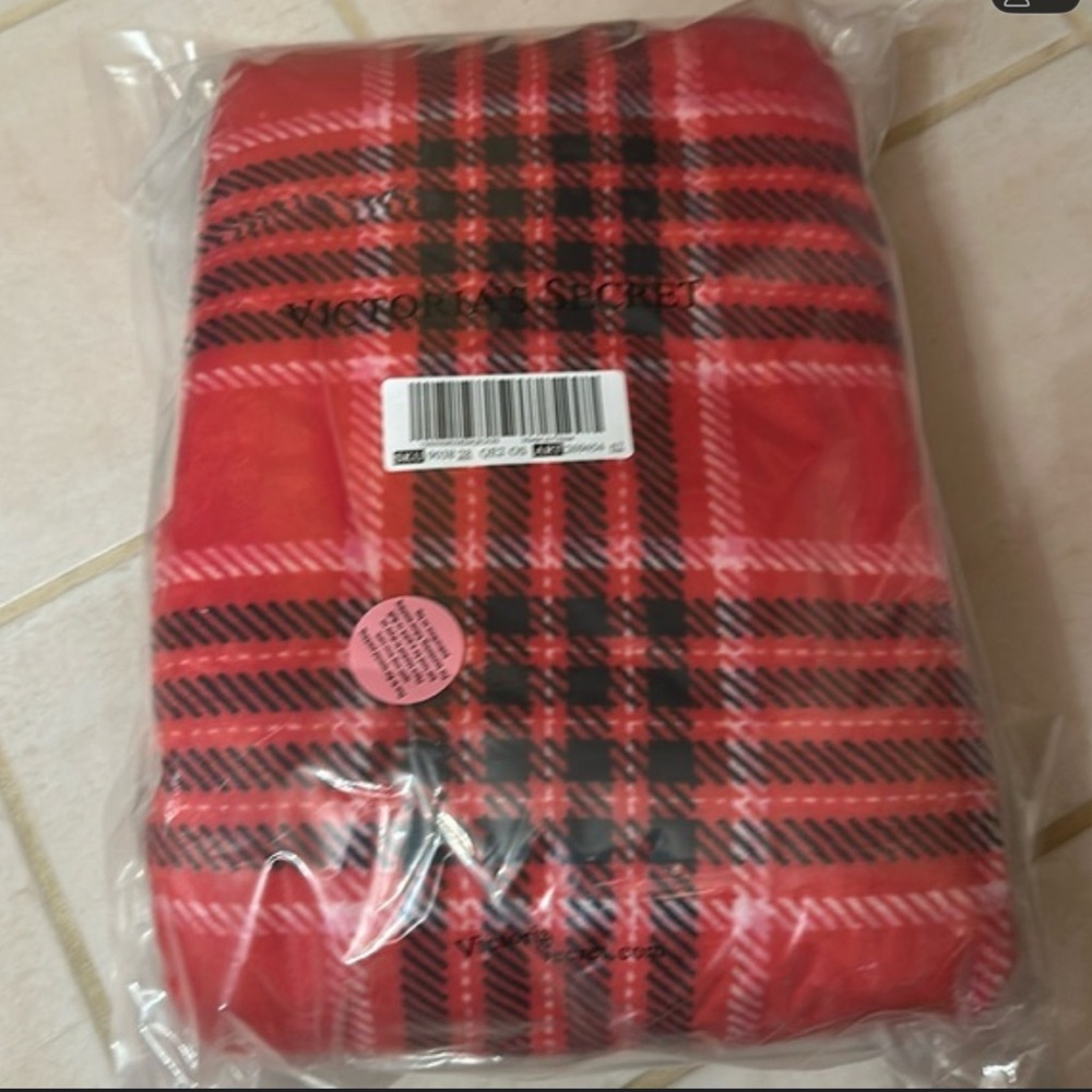 🎉🎉SALE🎉🎉 BNWT Victoria’s Secret Sherpa throw in original packaging.